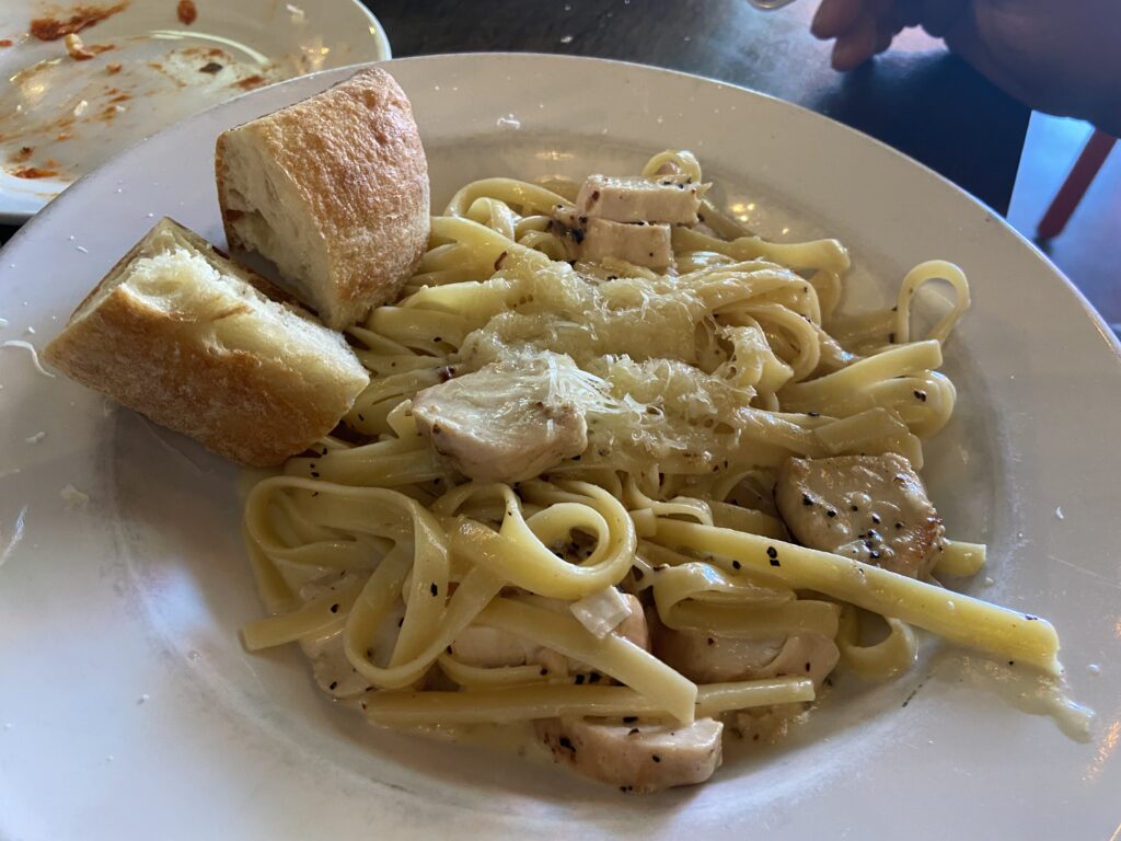 Chicken Alfredo with two pieces of bread